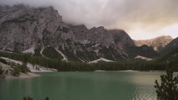 Braies Lake Prags Dolomieten Zuid Tirol Italië Bewolkt Zomerlandschap — Stockvideo