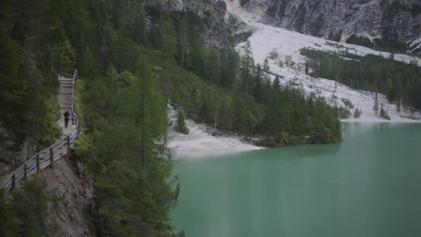 Braies Lake Mountain Trail Prags Dolomieten Blanke Vrouw Wandelen — Stockvideo