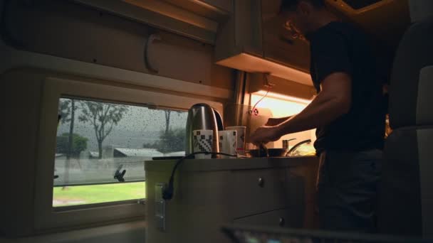 Hombres Caucásicos Años Preparando Caliente Dentro Autocaravana Clase Camper Día — Vídeo de stock