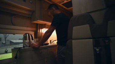 Beyaz adamlar karavan kampında sıcak çay hazırlıyormuş. Kamp Vanı İçi. Eğlence Aracı TemasıName.