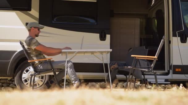 Summer Camper Van Road Trip Travail Distance Sur Ordinateur Hommes — Video