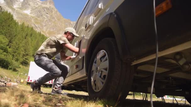 Caucásico Hombres Quitando Camper Van Cassette Autocaravana Mientras Que Camping — Vídeo de stock