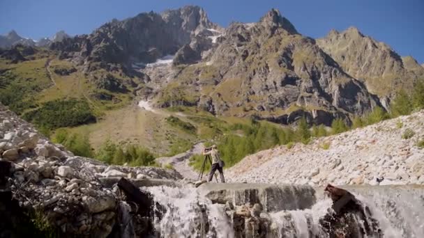 Fotógrafo Caucásico Tomando Fotos Durante Una Caminata Alpina Los Alpes — Vídeos de Stock