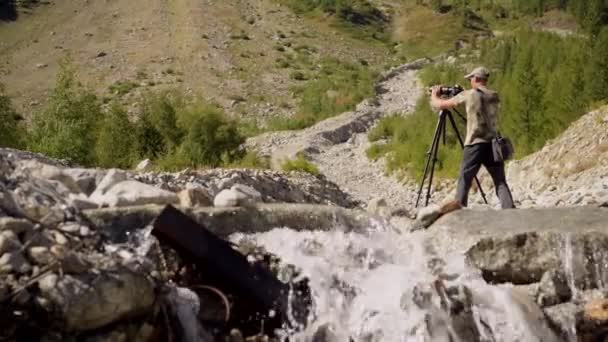 Kavkazský Přírodovědec Svých Čtyřiceti Letech Připravuje Své Fotografické Vybavení Další — Stock video