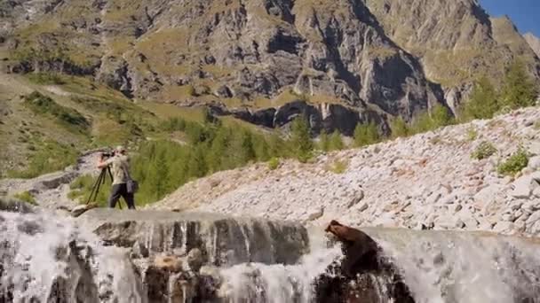 Kavkazský Ambiciózní Fotograf Čtyřicítce Fotografuje Horské Řece Italský Alpy Val — Stock video