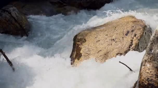 Rushing Mountain River Rivier Boulders Van Dichtbij — Stockvideo