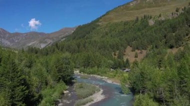 Val Ferret Vadisi 'nin İtalyan Alpleri Mont Blanc bölgesinde çekilmiş havadan çekilmiş yaz görüntüleri. Alp Buzul Nehri.