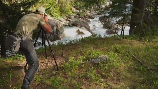 Кавказцы Фотографируют Природу Помощью Современной Камеры Штатива — стоковое видео