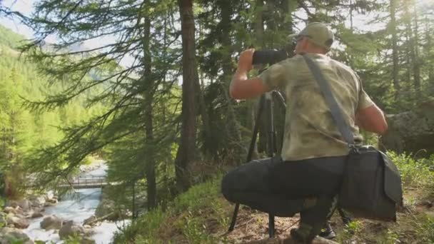 Młody Fotograf Robi Zdjęcia Natury Pustyni Przy Użyciu Nowoczesnego Aparatu — Wideo stockowe