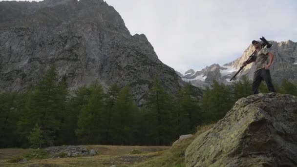 Fotógrafo Caucásico Años Con Trípode Cámara Digital Gran Roca Entre — Vídeo de stock