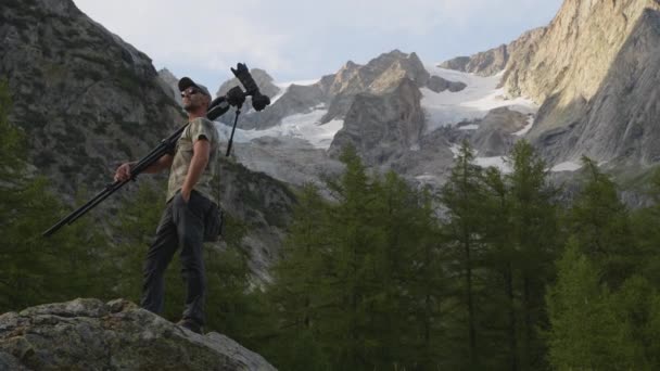 Φωτογράφος Κάμερα Ογκόλιθο Που Απολαμβάνει Scenic Mountain Vista Καυκάσιοι Άντρες — Αρχείο Βίντεο