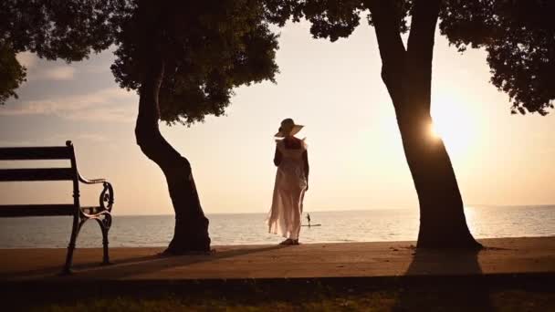 Destino Tropical Playa Puesta Sol Mujer Caucásica Jubilada Sombrero Sol — Vídeos de Stock