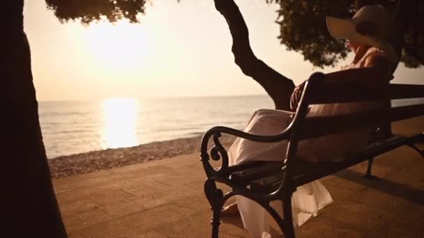 Vit Kvinna Årsåldern Sittande Strandbänk Bredvid Det Natursköna Havet Solnedgången — Stockvideo