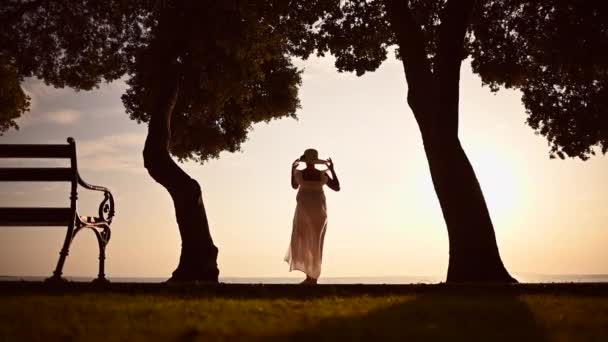 Elegante Mujer Caucásica Con Sombrero Grande Vestido Blanco Ubicación Tropical — Vídeos de Stock