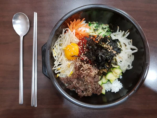 Bibimbap, çok ünlü geleneksel Kore yemekleri üst görünümü. Bu gıda çeşitli karıştırılarak yapılan bir pirinç.