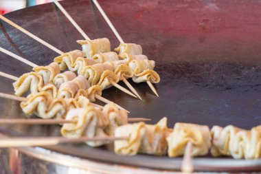 Odeng, bir şiş üzerinde sıcak, kolay yenmesi balık köftesi. Özellikle kış mevsiminde çok ünlü Güney Kore strret gıda.