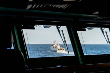 CHONBURI, THAILAND - 18 AĞUSTOS 2019: KRI Frans Kaisiepo (368) Endonezya donanma yelkenlisi 2019 Deniz Garuda Tatbikatı sırasında denize açıldı. Başka bir geminin penceresinden görüntüle