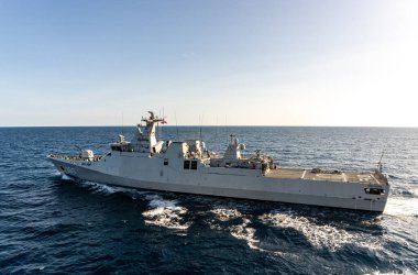 CHONBURI, THAILAND - 18 AĞUSTOS 2019: KRI Frans Kaisiepo (368) Endonezya donanmasının korvette 'i diğer gemilerle paralel olarak denize açılmaktadır..