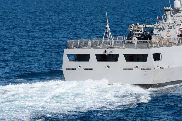 Das Heck Eines Oberflächen Kriegsschiffs Der Marine Segelt Mit Hoher — Stockfoto