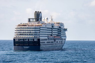 SIAM, THAILAND - 12 Şubat 2020: MS WESTERDAM, Hollanda Amerika Hattı 'na ait Vista sınıfı yolcu gemisinin üçüncü gemisi Tayland seyahati sırasında denize açılır..