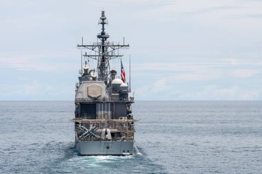 CHONBURI, THAILAND - 6 Haziran 2019: USS Antietam (CG-54), Ticonderoga sınıfı güdümlü füze kruvazörü Tayland 'daki CARAT tatbikatı sırasında denizde ilerler..