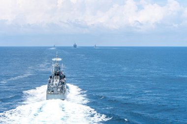 Modern donanma gemisi filo grubuyla denizde yelken açıyor.