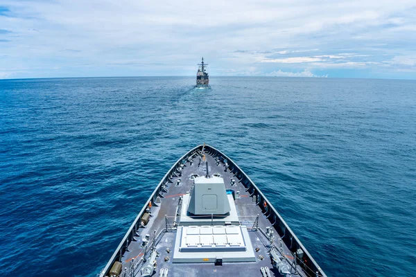 海军现代化隐形护卫舰沿着平静的海面航行 隐藏着巡洋舰类型的战舰 从船头望去 — 图库照片