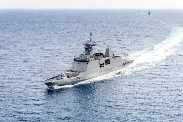 アンダマン海 2018年12月22日 Htms Bhumibol Adulyadejはタイ王国海軍のミサイルステルスフリゲートを海に案内しました — ストック写真