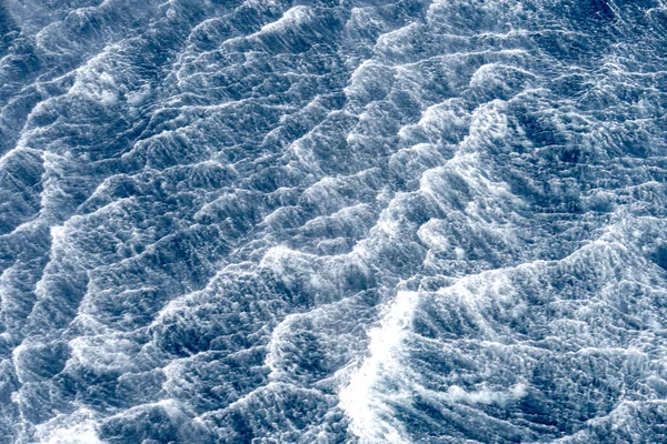 恶劣天气在海面上造成的波浪湍流 — 图库照片