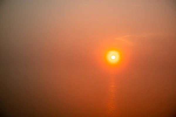 하늘에 분진과 수증기로 석양이 시민의 어스름 — 스톡 사진