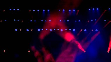 Duman boş bir sahnede güzel bir konser ışığı. Disko ve lazer gösterisi.
