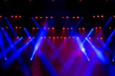 Duman boş bir sahnede güzel bir konser ışığı. Disko ve lazer gösterisi.