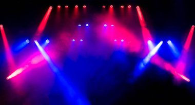 Duman boş bir sahnede güzel bir konser ışığı. Disko ve lazer gösterisi.