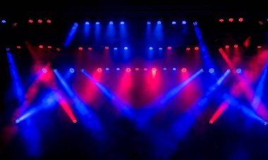 Duman boş bir sahnede güzel bir konser ışığı. Disko ve lazer gösterisi.