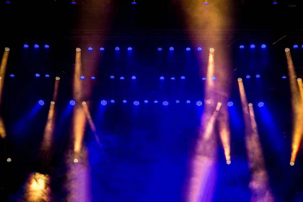 Piękne światło koncertowe na pustym etapie w dymie. Dyskoteka i laser show. — Zdjęcie stockowe