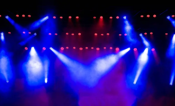 Bela luz de concerto num palco vazio na fumaça. Disco e laser show . — Fotografia de Stock