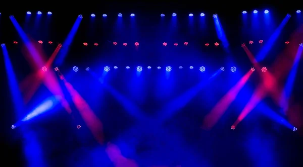 Piękne światło koncertowe na pustym etapie w dymie. Dyskoteka i laser show. — Zdjęcie stockowe