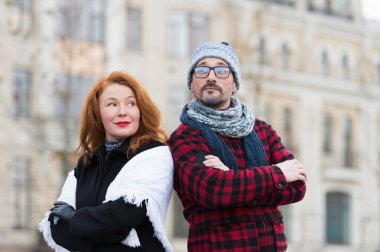 Çift el göğüs ve yalın omuzlar geçti. Kentsel tatlı çift. Erkek ve kadın yalın ve birbirlerine baktı. RAD saç Bayan ve erkek arka bina üzerinde gözlük.