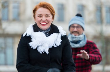 Mutlu kadın gözlüklü adamdan gitti. Gülümseyen kadın gidip adamdan uzaklaşın. Adam sokakta mutlu kadını yakalamak. Kentsel insanların yaşam. Kızıl saçlı kadın için sol adam mutlu. Kapalı kadın yabancı geri geçti