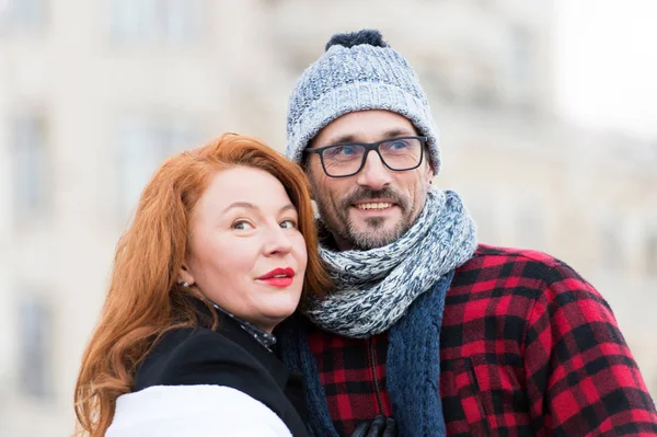 Süßes Paar Das Verschiedene Richtungen Schaut Glückliche Familie Blick Andere — Stockfoto