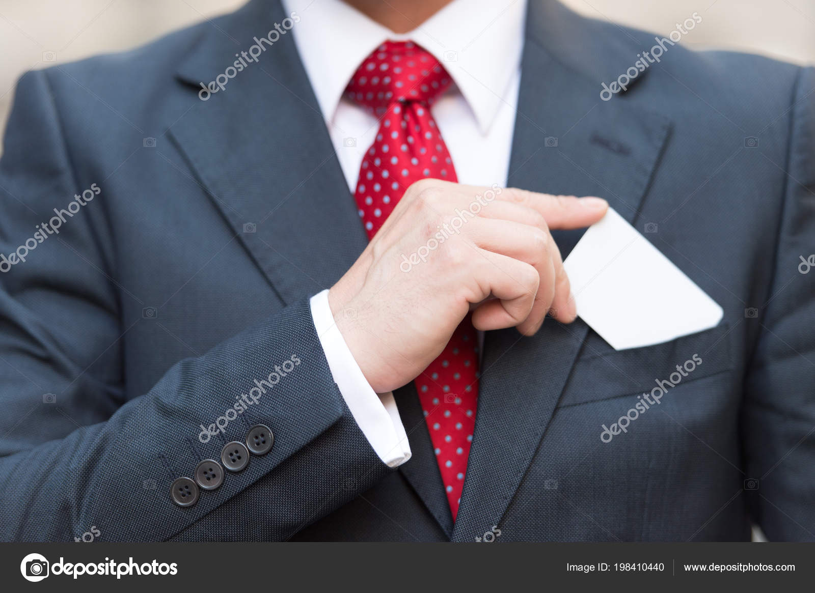 Moderno homem elegante terno com gravata vermelha e branco em