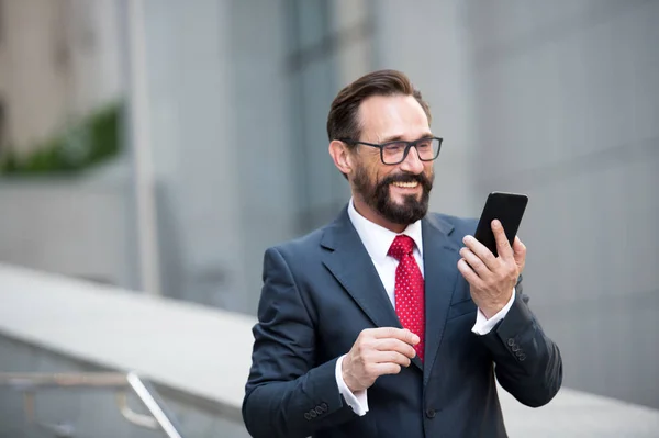 Empresário Óculos Usando Telefone Inteligente Passarela Escritório Com Fundo Edifício — Fotografia de Stock