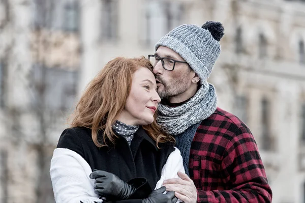 Mann Küsst Frau Auf Straße Auf Die Stirn Das Urbane — Stockfoto