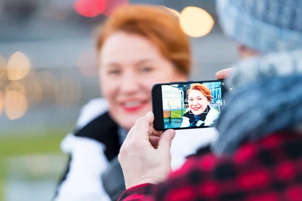 Paio Fanno Foto Con Smartphone Strada Ritratto Donna Macchina Fotografica — Foto Stock