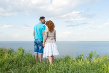 Çekici çift alanını sarılma ve göl ve mavi gökyüzü bulutlar ve sis batımını.