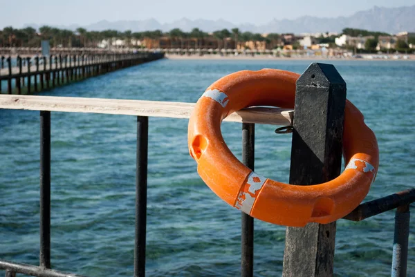 Близько Lifebuoy Стовпі Orange Lifebuoy Безпеки Воді Рятівне Обладнання Аварійної — стокове фото