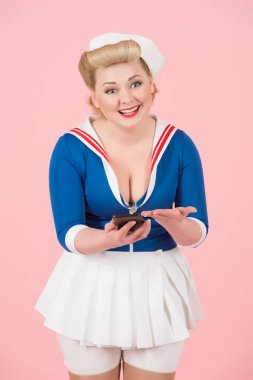 Heyecanlı neşeli güzel sarışın kıvırcık portresi, pembe arka plan onun arkadaşı iletileri yazmak için smartphone kullanarak. Pin-up Bayan duygusal olarak mutlu alınan sms tarz