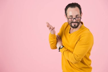 Akıllı adam kavramı burnuna gözlüklerle neden. Neden bir soru koymak. Adam yanıtlar soru üzerine. Studio pembe bir arka plan üzerinde izole el ile soran adam