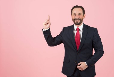 Reklam el ve parmak üstünde boş yer ile banka yöneticisi tarafından. Kırmızı kravat ve siyah adam puan parmak tarafından hazırlan