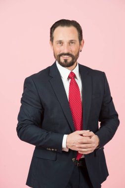 Takım elbise ve gül arka plan üzerinde kırmızı kravat sakallı adam portresi. Gülümsüyor adam kırmızı kravat ve takım elbise. İzole modeli gülümsedi. İşadamı dikey gülümseme ve mavi takım elbise. Başarılı sakallı adam